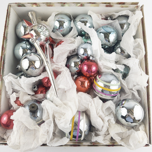 lot 150 image: Vintage 1950s SHINY BRITE Blue & Pink Glass Christmas Tree Ornaments