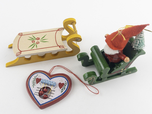 lot 152 image: Group of 3 Wooden Ornaments. Santa Sleigh, Sled & Heart.