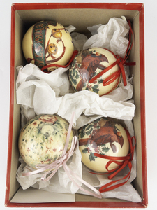 lot 175 image: Group of Four Vintage Ornaments