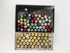 lot 181 image: Vintage Colorful and Gold & Silver Mini Glass Balls