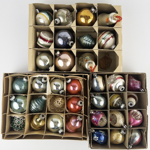 lot 182 image: Vintage SHINY & BRITE 3 Dozen Colorful Glass Christmas Tree Ornaments