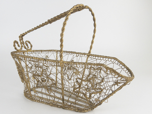 lot 209 image: Metal Wire Festive Star Basket