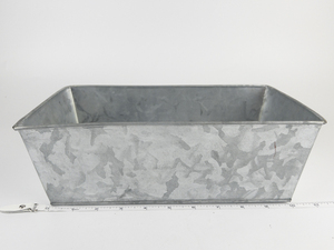 lot 210 image: 10 Metal Tin