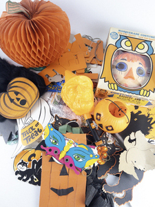 lot 222 image: Large Lot of FallHalloween Decorations