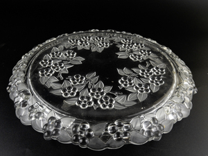 lot 124 image: MIKASA Carmen Holly Berry Round Glass Cake Plate