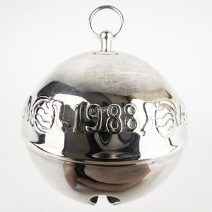 lot 43 image: Wallace Silversmiths  1988 Holiday Bells & Medallions silver plate Christmas Sleigh Bell Ornament . Limited Edition 18th in a Series