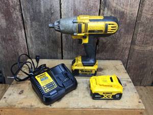 lot 35 image: Dewalt DCF889 20V Cordless 12 Impact
