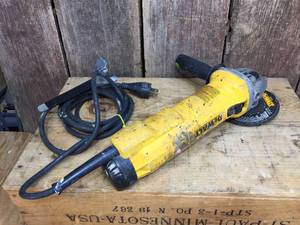 lot 55 image: Dewalt DWE46103 6 Angle Grinder - Decent