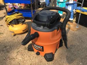 lot 9 image: Ridgid 16 Gallon Blower Vac