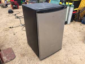lot 92 image: Whirlpool Mini Refrigerator