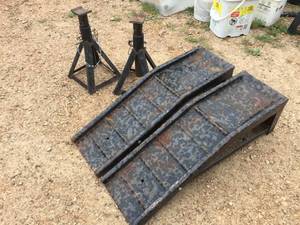 lot 108 image: Pair Jack Stands - Pair Car Ramps