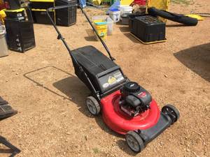 lot 137 image: Yard Machines Gas Push Mower - Works