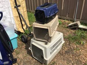 lot 148 image: 3 Pet Carriers Sm-Med