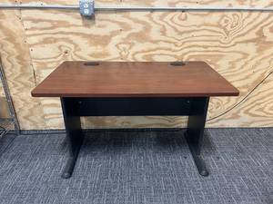 lot 21 image: Office Desk