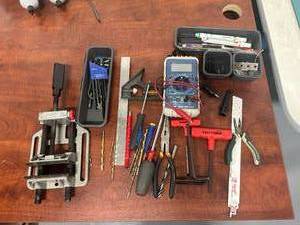 lot 18 image: Lot of ToolsMiscellaneous Items