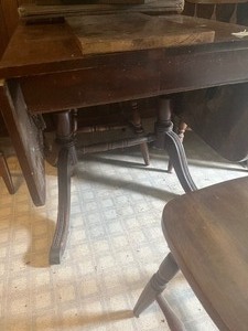 Table, 2 chairs, 1 leaf, table pads