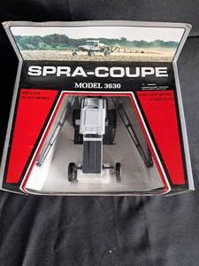 lot 4 image: Melroe 3630 Spra-Coupe 132 scale NIB