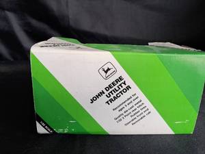 lot 7 image: ERTL John Deere 3140 Utility Tractor 132 Scale NIB