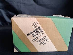 lot 8 image: ERTL John Deere Model M Tractor 116 Scale NIB