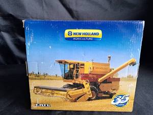 lot 9 image: Ertl New Holland CR9080 Combine with Corn & Grain Header NIB 164 Scale