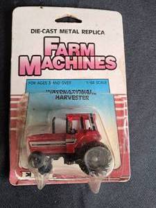 lot 17 image: Ertl IH 5088 Tractor 164 Scale, Allis Chalmers 8070 164 Tractor