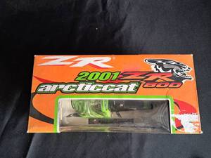 lot 23 image: Artic Cat 2001 ZR800 NIB 118 Scale