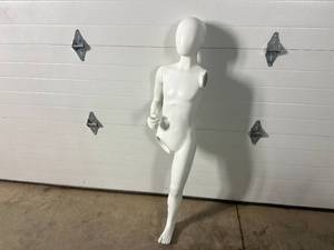 Mannequin with Removable Arm