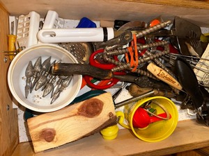 lot 637 image: Two Drawers Full of a Variety of Kitchen Utensils