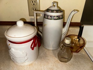 lot 651 image: Various Coffee Pot and Serving Pieces