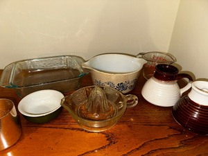 lot 654 image: Various Vintage Serving pieces and kitchen wares