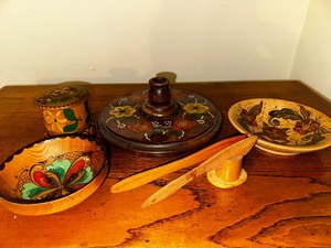 lot 661 image: Variety of Rosemaled Dishes and Wood Bowls
