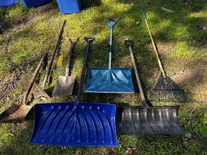 lot 801 image: Variety Of Snow And Yard Tools