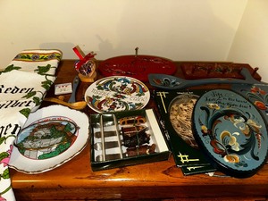 lot 682 image: Variety of Scandinavian Home Decor and Rosemaled Plates and Spoons