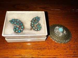 lot 684 image: Vintage Paisley Turqoise and Silver Screw Back Earrings and Decorative Pin