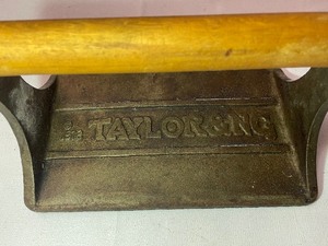 lot 818 image: Vintage Formed Ham Meat Press