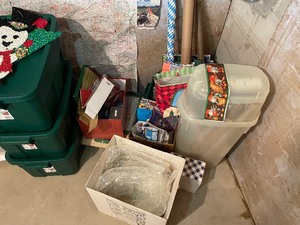lot 771 image: Wrapping Paper, Gift Bags - As Seen In Photo