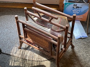 lot 832 image: Vintage Magazine Rack with Contents Measuring 20 x 12 x 18