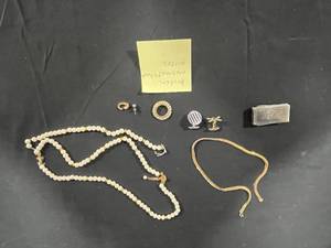 lot 168 image: Lot of Broken and Mismatched Jewelry Pieces