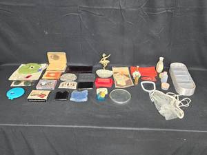 lot 38 image: Assorted Vintage Vanity and Accessories Lot