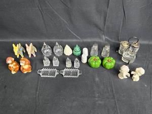 lot 39 image: Vintage and Novelty Salt and Pepper Shaker Collection