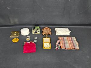 lot 44 image: Vintage Collectibles Inc Travel Clocks & Miniature Cuckoo Clock
