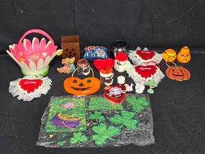 lot 110 image: Mixed Lot of Holiday and Decorative Items - Valentine, Halloween & St. Patricks Day