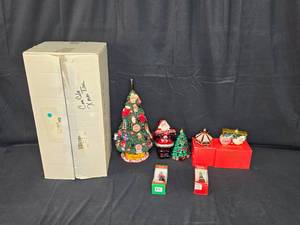 lot 128 image: Vintage Coca-Cola Christmas Ornaments and Display Tree Lot
