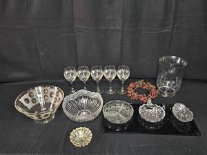 lot 130 image: Assorted Vintage and Decorative Glassware and Crystal Lot