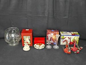 lot 146 image: Assorted Decor and Kitchenware Lot