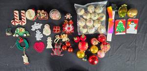 lot 196 image: Large Lot of Assorted Christmas Decorations and Ornaments