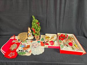 lot 201 image: Lot of Vintage Christmas Decorations and Ornaments