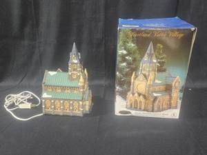 lot 71 image: Hartland Valley Village Limited Edition 1997 Lighted Church