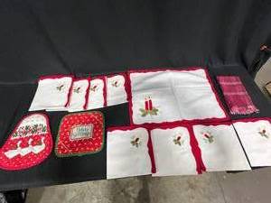 lot 21 image: Christmas Table Linens and Pot Holders Lot