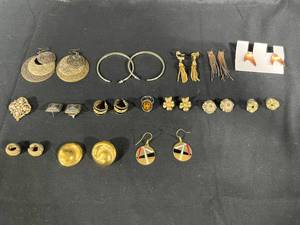 lot 176 image: Assorted Vintage Earrings and Brooches Lot